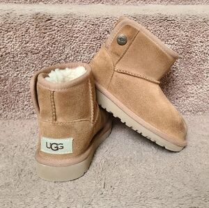 UGG Kids 9 Tan Suede Boots